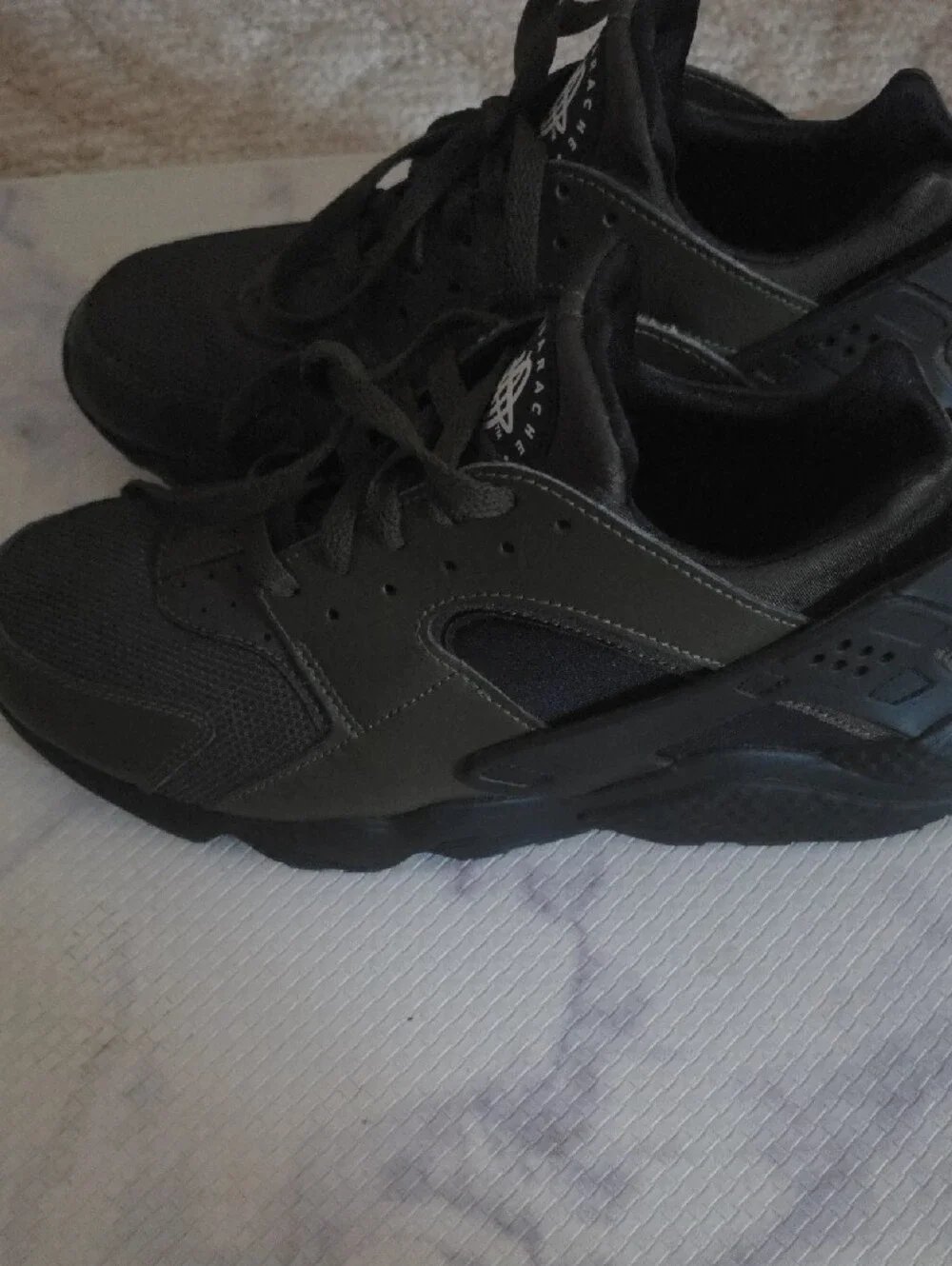 Nike Men’s Olive Green and Black Huarache Sneakers